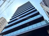 プレディアコート北千住 下からの視点で見た縦ラインが印象的なモダンな建物外観