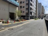 プレディアコート北千住 建物入口から街並みを見た開放的な外観