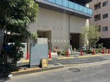 プレディアコート北千住 建設中のエントランス周辺に緑が配置された建物外観