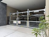プレディアコート北千住 機械式駐車場の入口ゲート付近の様子