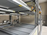 プレディアコート北千住 機械式駐車場の車両収納部分を奥行きから捉えた様子