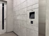 プレディアコート北千住 モダンな壁面デザインのエレベーターホール