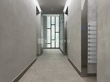 プレディアコート北千住 モダンな壁面の照明が落ち着きのあるエレベーターホール