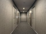 プレディアコート北千住 複数の住戸が並ぶ落ち着いた雰囲気の廊下