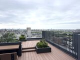 プレディアコート北千住 開放的な屋上テラスから広がる都市景観を望む共用スペース