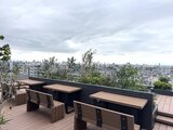 プレディアコート北千住 開放的なルーフテラスから都市景観を望む共用スペース