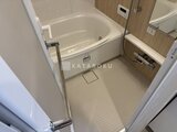 プレディアコート北千住 浴槽と洗い場がゆとりよくまとまった浴室の様子