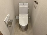 プレディアコート北千住 温白色調でまとめたモダンなトイレ空間、温水洗浄便座付き