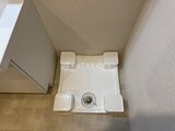 プレディアコート北千住 洗濯機置き場と室内干しスペースを備えたユーティリティ空間
