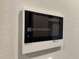 プレディアコート北千住 壁に埋め込まれたモダンなデジタルインターホン