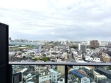 プレディアコート北千住 高層階から見た住宅地と遠景の開放的な眺望
