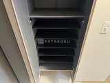 プレディアコート北千住 複数の棚板を備えた収納スペースの内部