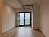 プレディアコート北千住 明るい光が差し込む窓からの眺望が開放的な洋室