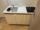 プレディアコート北千住 ガスコンロと流し台が備わったコンパクトなキッチン空間