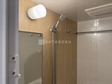 プレディアコート北千住 木目調の壁と白い照明が落ち着いた印象のシャワールーム