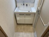 プレディアコート北千住 白を基調とした洗面台と収納付きの洗面室