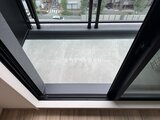 プレディアコート北千住 大きな窓から街並みを望む開放的なリビング空間