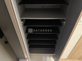 プレディアコート北千住 複数の棚板を備えた収納スペースの内部