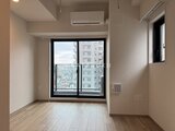 プレディアコート北千住 大きな窓から採光が入る明るいワンルーム空間
