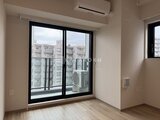プレディアコート北千住 大きな窓から周辺の建物が見える、落ち着いた雰囲気の居室