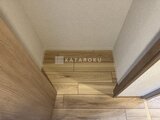 プレディアコート北千住 木目調フローリングの廊下から玄関へ続く落ち着いた空間