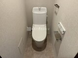 プレディアコート北千住 温白色の落ち着いた壁に囲まれた清潔感のあるトイレ空間