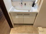 プレディアコート北千住 洗面ボウルと収納キャビネットを備えた洗面台