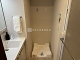 プレディアコート北千住 洗面台と洗濯機置き場が並ぶコンパクトな水まわり空間