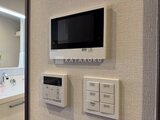 プレディアコート北千住 浴室に設置されたテレビと操作パネルが一体配置された様子