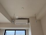 プレディアコート北千住 天井に取り付けたエアコンと窓からの採光が特徴の室内