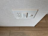 プレディアコート北千住 天井に設置された電源コンセントと照明スイッチの様子