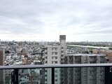 プレディアコート北千住 高層階からの眺望で街並みと開けた空間が広がるバルコニーの様子