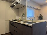 プレディアコート北千住 明るい採光が入るモダンなI型キッチン