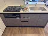 プレディアコート北千住 ガスコンロとシンク、食器洗い乾燥機が備わったシステムキッチン