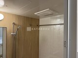プレディアコート北千住 木目調パネルと白タイルを組み合わせた落ち着いた浴室
