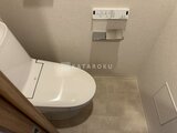 プレディアコート北千住 温白色の落ち着いた色調のトイレ空間