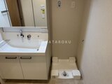 プレディアコート北千住 洗面台と洗濯機置き場が一体的に配置された洗面脱衣室