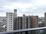 プレディアコート北千住 バルコニーから見た周辺建物と開放的な街並みの景観