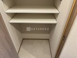 プレディアコート北千住 可動棚付きの明るい印象のシューズボックス内部
