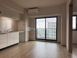 プレディアコート北千住 明るいキッチンとリビングダイニングを一望できる開放的な空間