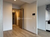 プレディアコート北千住 木目調の床と白い壁が落ち着いた印象の玄関からリビングへの動線