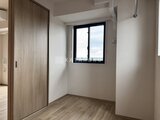プレディアコート北千住 窓から採光が入る開放的な洋室