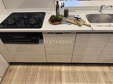 プレディアコート北千住 ガスコンロとシンクを備えたモダンなキッチン空間