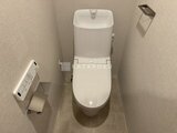 プレディアコート北千住 温水洗浄便座付きの清潔感のあるトイレ空間