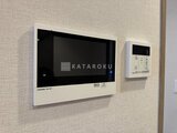 プレディアコート北千住 壁に埋め込まれたインターホンと室内用のモニター