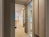 プレディアコート北千住 木目調のドアから見た廊下と各部屋への動線