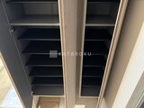 プレディアコート北千住 複数段の棚を備えた収納スペースの内部