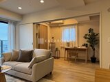 プレディアコート北千住 明るい光が入るリビングから寝室スペースを見た開放的な間取り