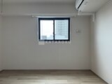 プレディアコート北千住 明るい窓から自然光が入る空間のシンプルな洋室