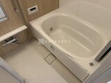 プレディアコート北千住 木目調パネルと白い床タイルが落ち着いた雰囲気のバスルーム
